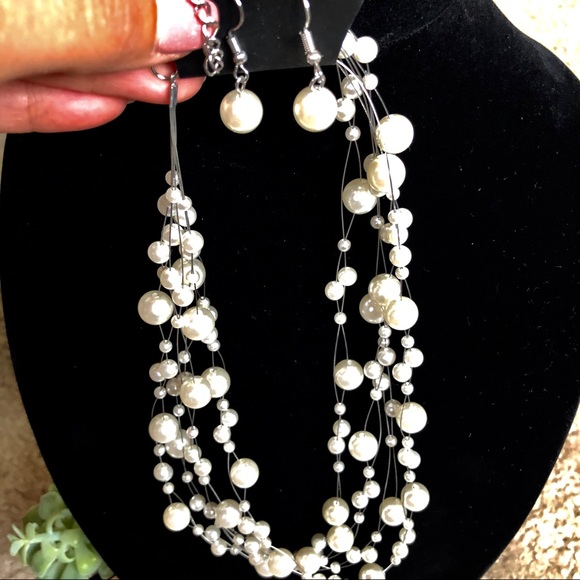 🔶 Floating pearl like necklace w/earrings - Picture 4 of 4